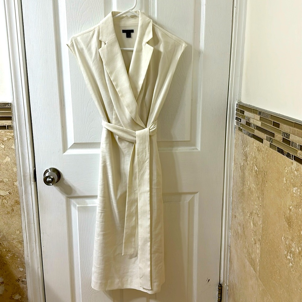 Petite belted collared dress in linen blend. Excellent condition
